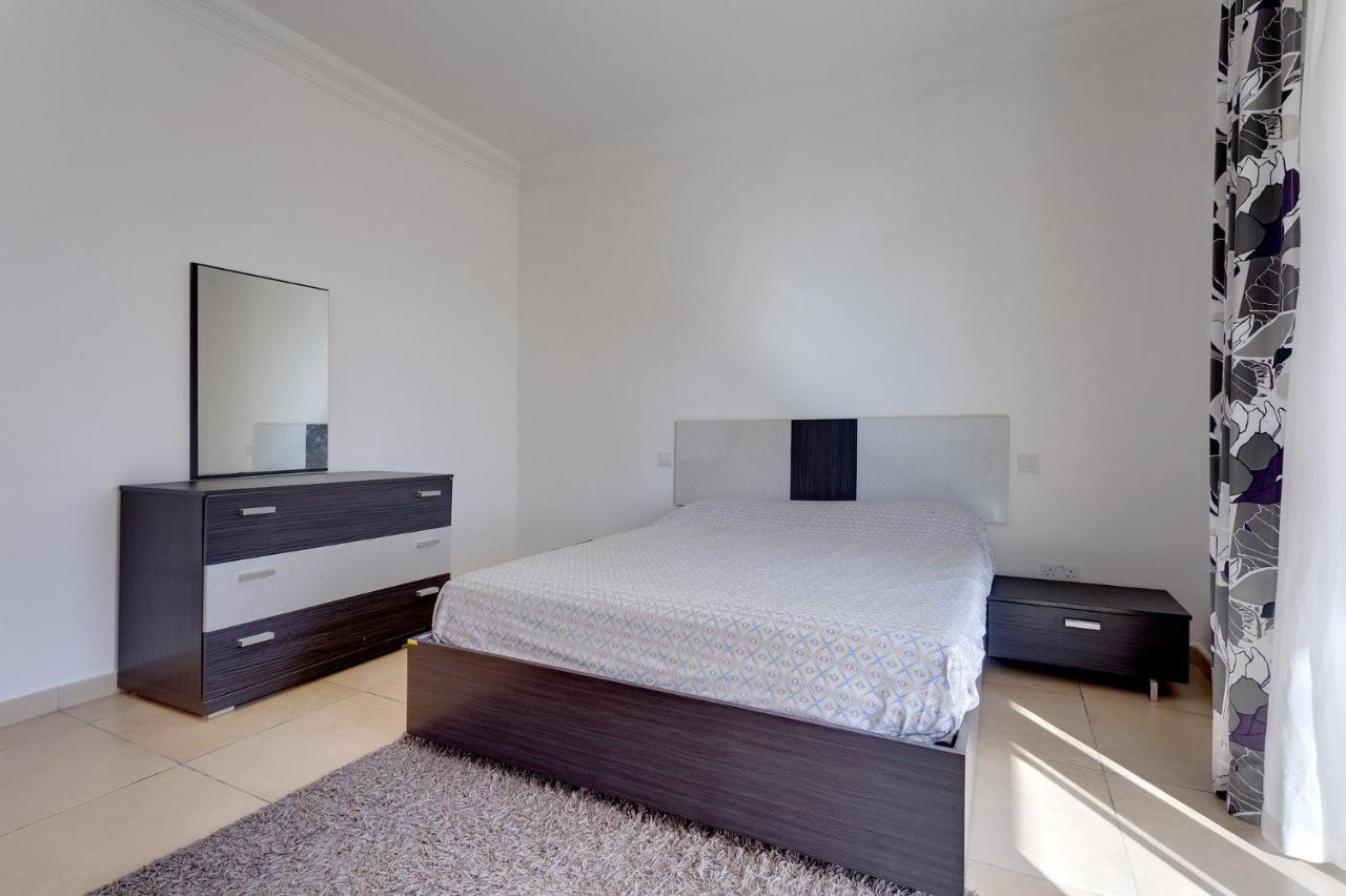 Apartment With Pool Слима Екстериор снимка