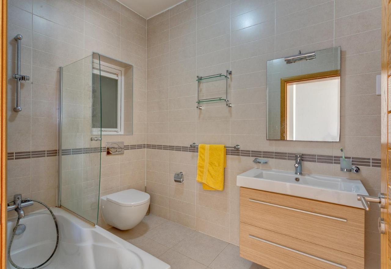 Apartment With Pool Слима Екстериор снимка
